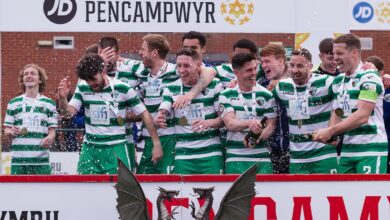 La premiazione del TNS per la vittoria del campionato Welsh Premier League